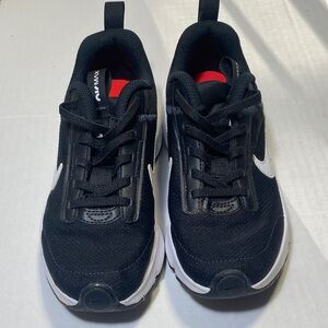 Nike Air Max Intrlk Lite Black and White Sneakers Size 2 Youth